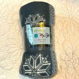 NEW!  Gray Snowflake Fleece Throw 50”x60”
